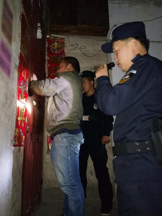 银川粗心妈妈误将幼女锁家中 